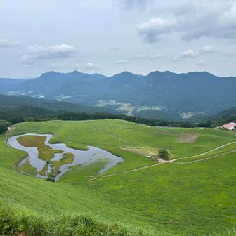 亀山峠に到着。曽爾高原を見下ろす。
曇り空でも美しい景色。