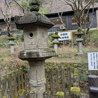 さらにトンネルを経由して多武峰へ　この灯篭は後醍醐天皇が寄進したとのこと　吉野と大和は山を越えて近い