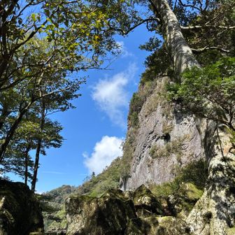 岩？崖？の向こうに青空👉