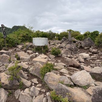 山頂は広く南アルプス、八ヶ岳連峰に富士山、瑞牆山に金峰山、北アルプスまで望めるそうです