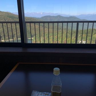 中でお昼🕛
後立山連峰を見ながらランチ。
それも独占。
なんと言う贅沢。
