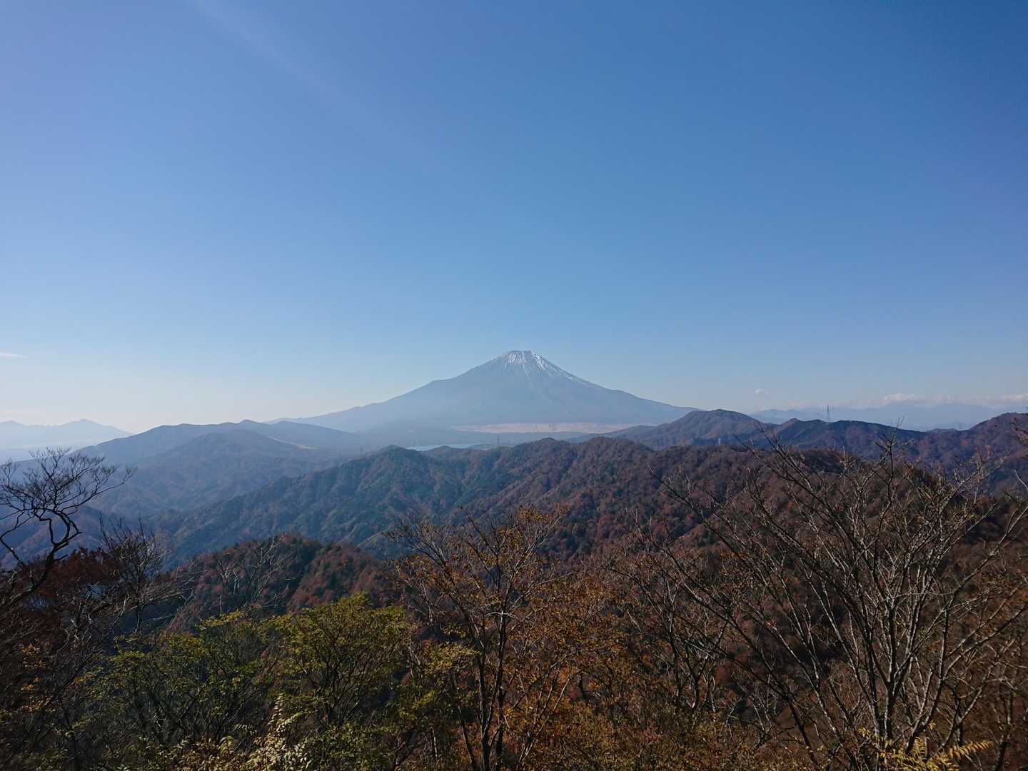 富士山
愛鷹山から南アルプスまで一望
この前登った鉄砲木ノ頭、三国山などがよく見える。