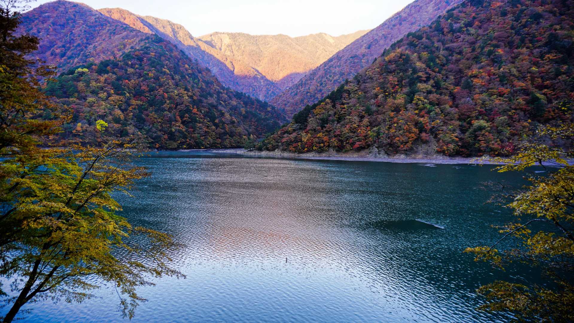 畑薙湖、今日は少し波が立っているので、きれいなリフレは望めなさそう。