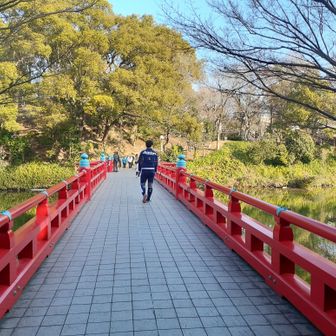 朱色の和気橋を渡って河底池を越えて茶臼山へ