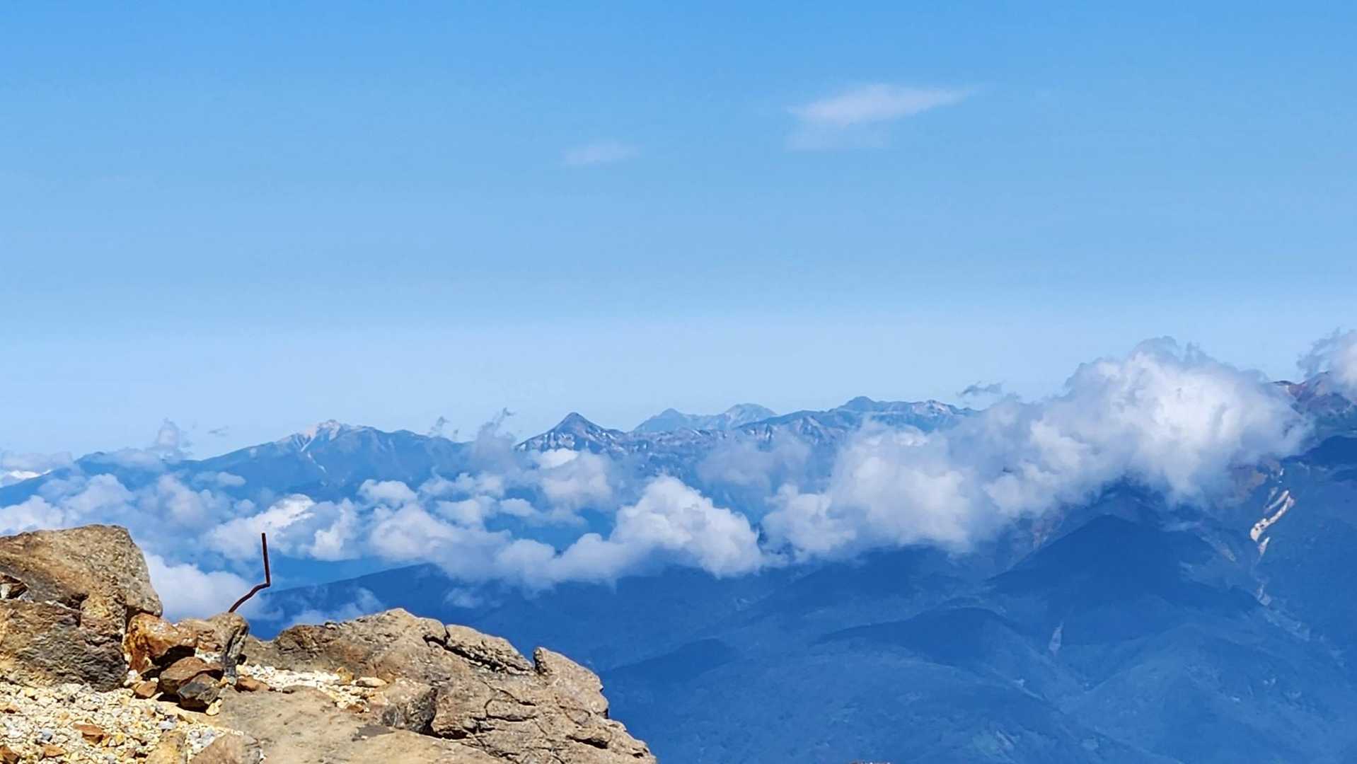 笠ヶ岳の奥に立山