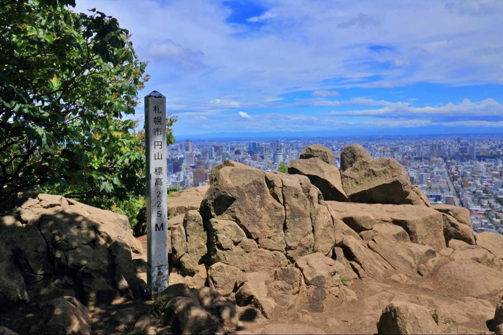 円山周遊｜札幌市街を一望できる市民憩いの山は、友人や家族と一緒に。の写真