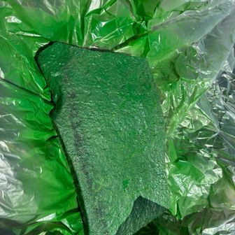 山頂到着してすぐにまずは石に下地のグリーン噴射！これをやって乾かしてるウチに山名板を処理する算段です。