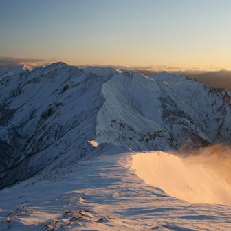 万太郎山への縦走路