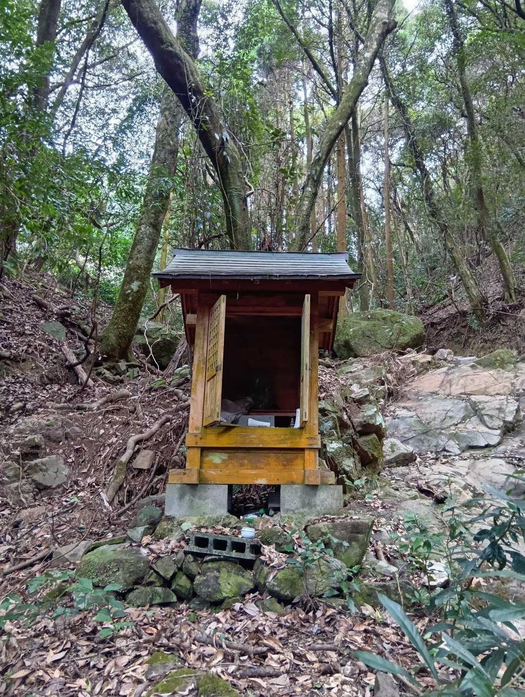 途中沢に出た所で祠がありました