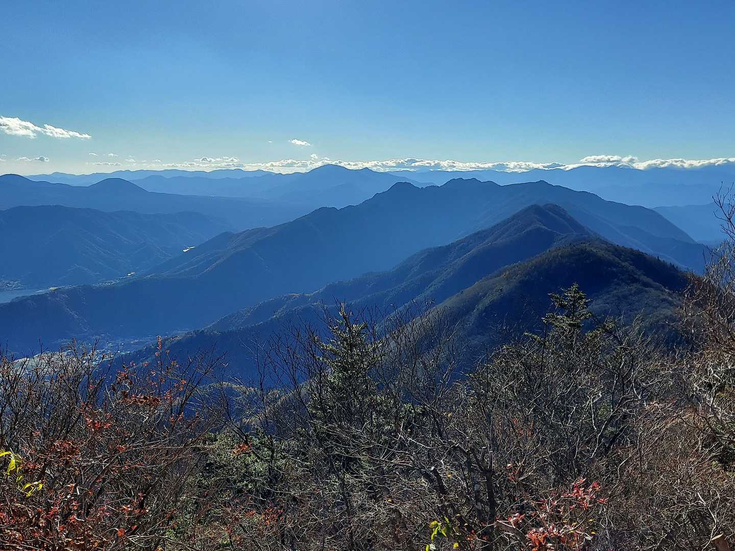 新道峠-破風山-すずらん峠-御坂黒岳-中沢山 縦走コースの写真