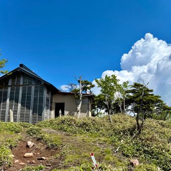 鶏頂山山頂は、空が抜けてます。
「この先に行こう」と決めました。