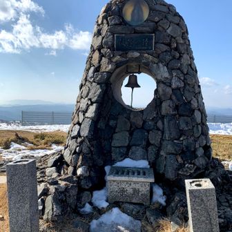 蓬莱山

比良山系で2番目の高さを誇ります。山頂には琵琶湖を一望できる絶景が広がります。日本三百名山の一つですね。雪ないねえ。