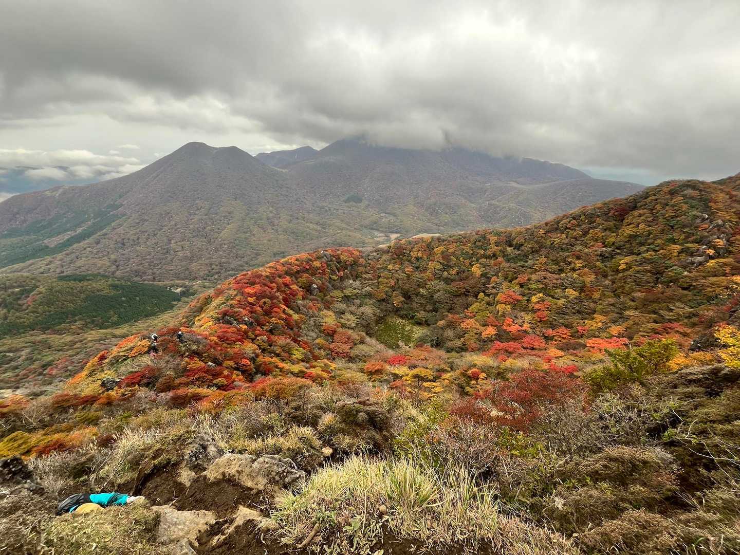 ミヤマキリシマと紅葉どちらも楽しめる三俣山への最短ルートの写真
