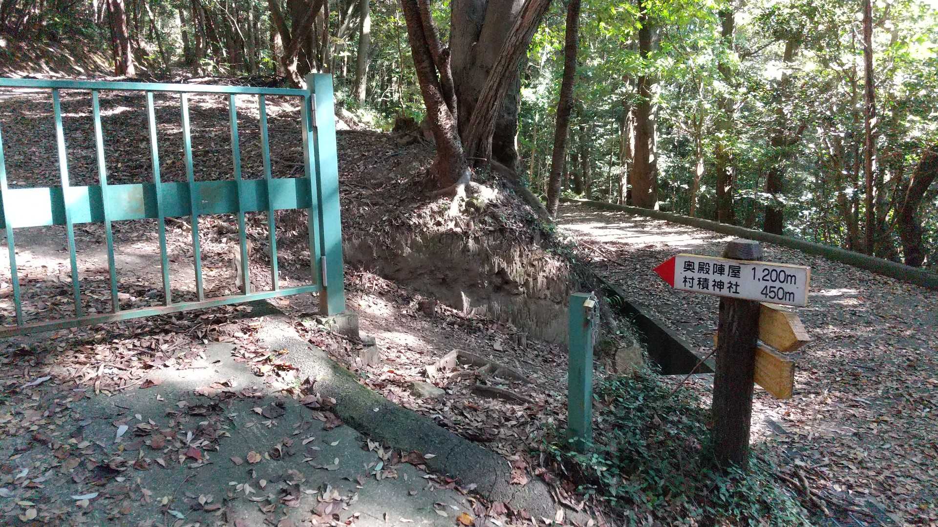 緑の扉の橫を通って、
村積神社まで450m