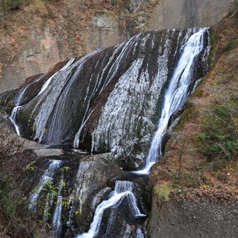 吊り橋から見る滝の最下流部