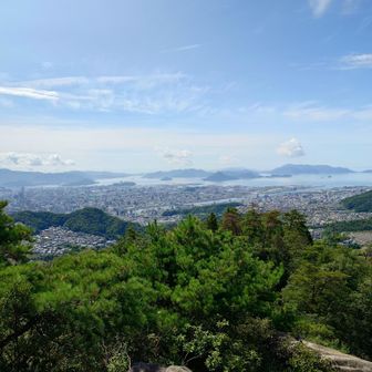 展望岩から市内と広島湾の島々