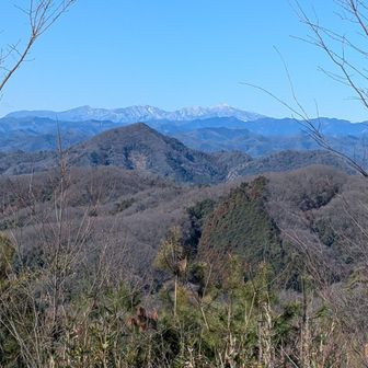 桜峠から我が故郷の山赤城山（一番奥少し雪化粧）