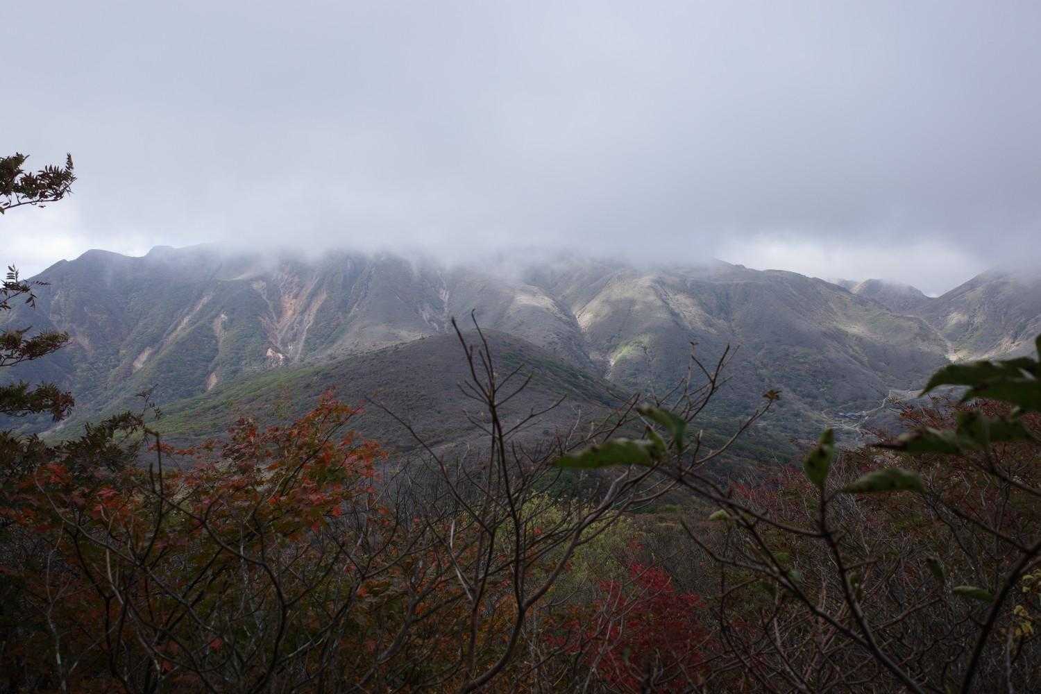 途中の見晴らしポイント
相変わらず、山頂あたりは雲の中
