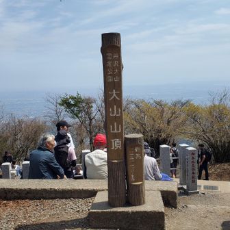 山頂標柱には５分待ちの行列