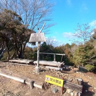 わずかな晴れ間を狙ってこの角度。