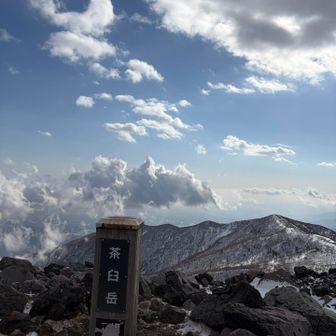 で、茶臼岳ゲットだぜー‼️
午後から天気が崩れる予報なので雲が出てきちゃいましたね😅