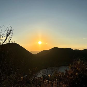 本当はこんなに暗くないですよ。見たかった夕陽に間に合う。明るいうちに降りよう新道にて降る。