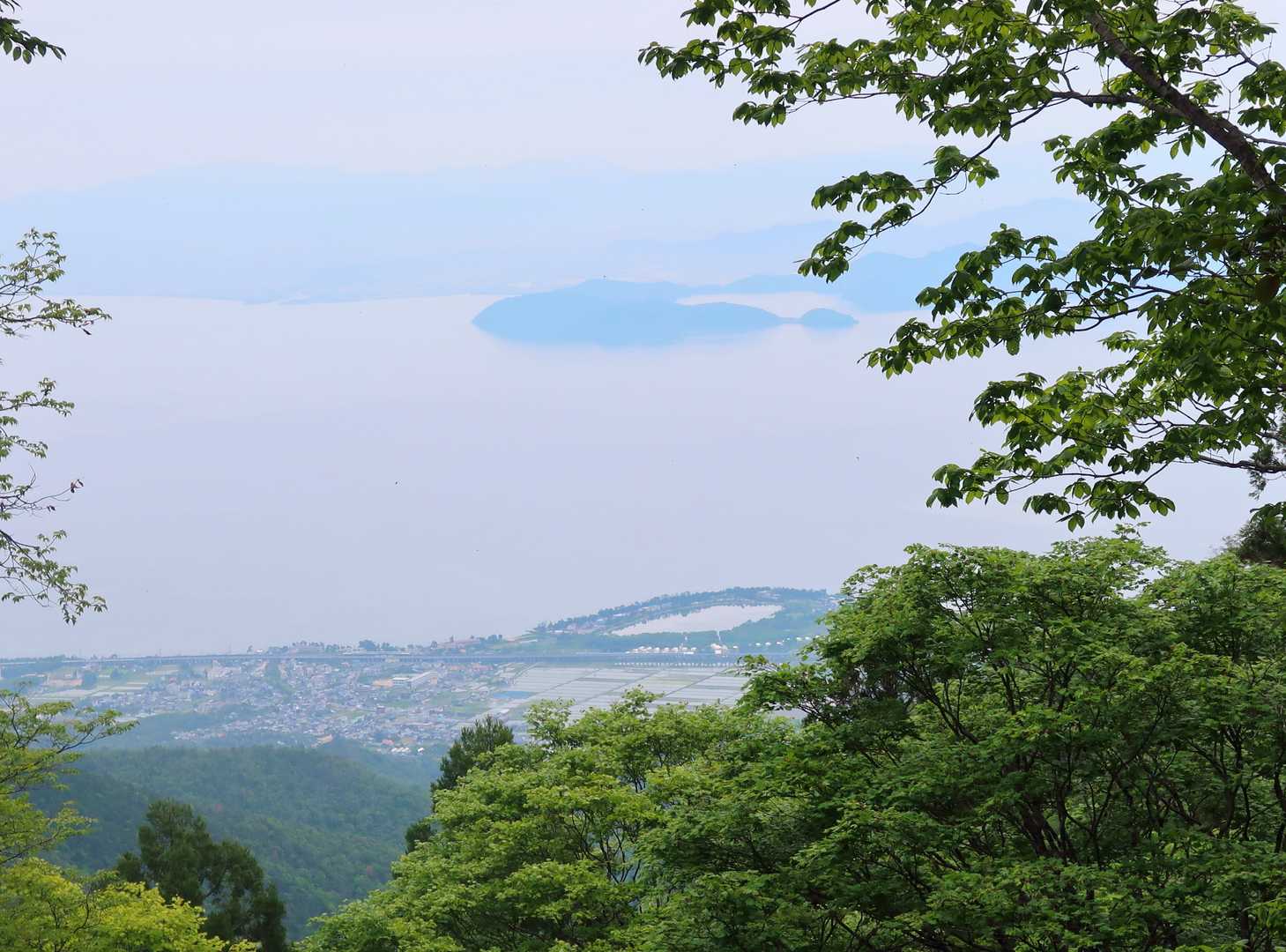 霞んで見にくいけど対岸には沖島