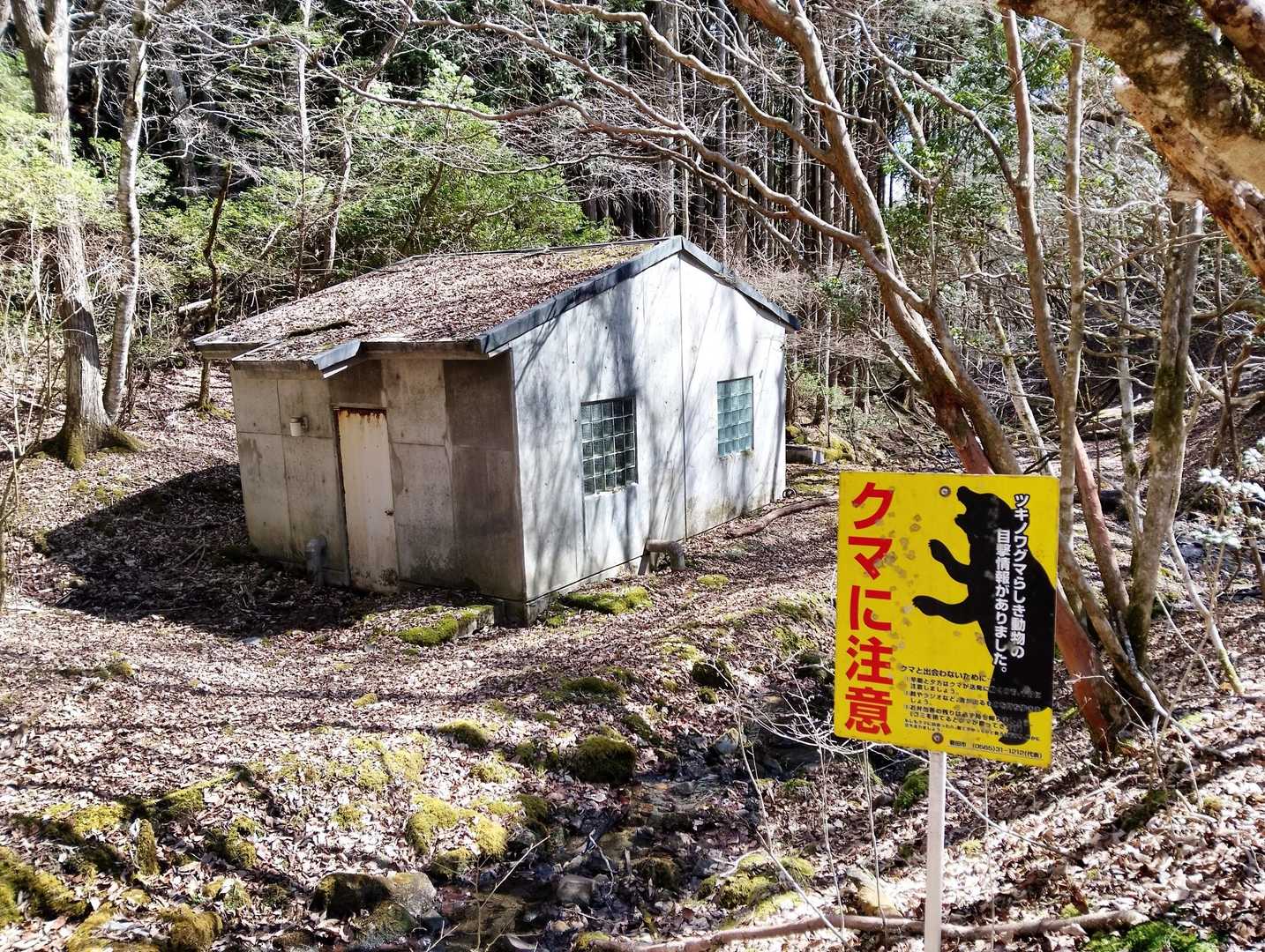 謎の建物前を通過
解放してくれればクマから避難出来るのに