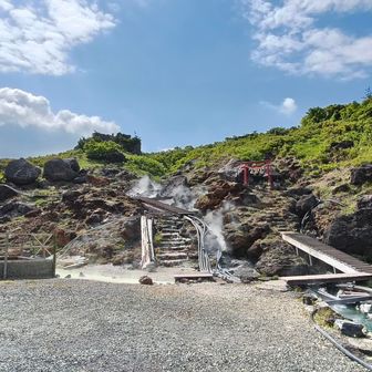 硫黄臭の中、今日初めての山登り。