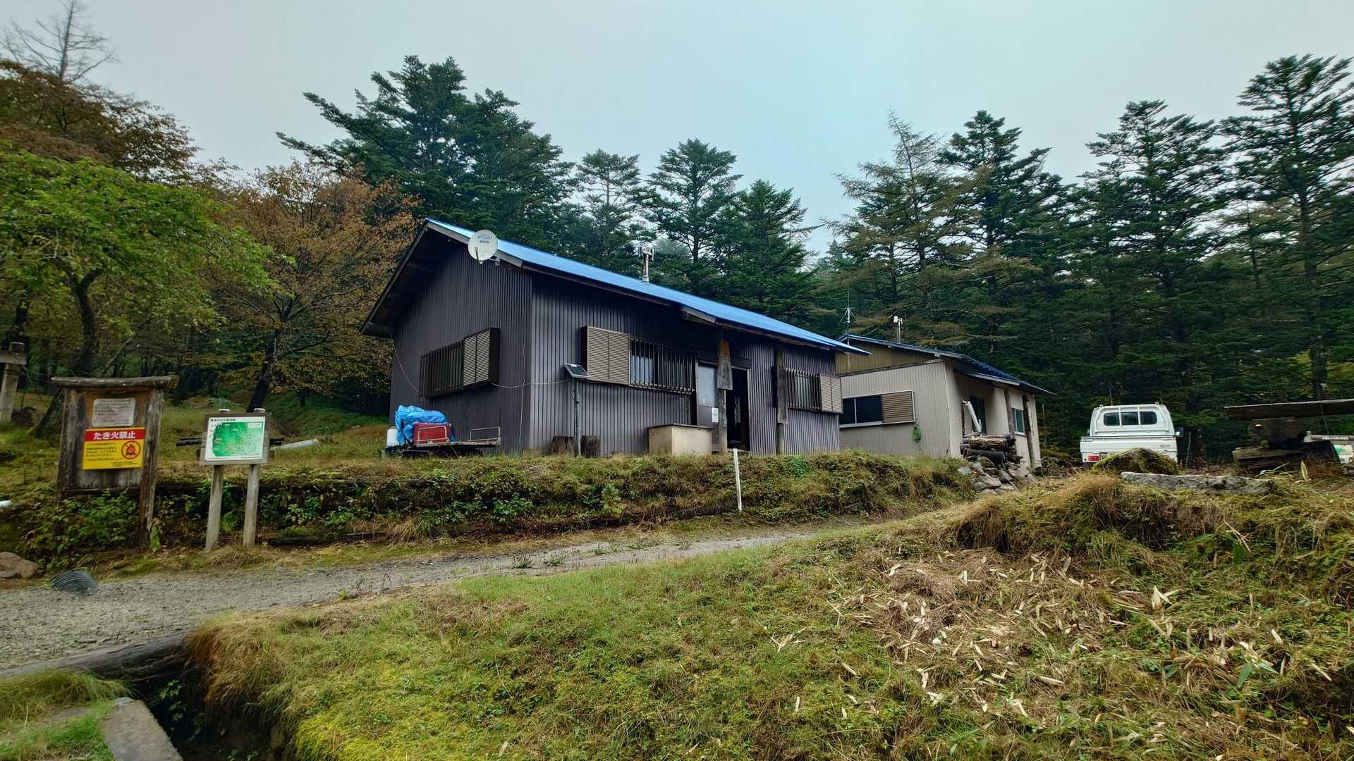 右手に軽トラが見えてるが、小屋の鍵が開けられて、小屋の中で雨宿りさせてもらえた🙏

30分ほどザーザー降り☔️
その間、途中の写真に写っていた2人組みの方と笠取小屋で一緒に雨宿り
ずっと山の話し😁