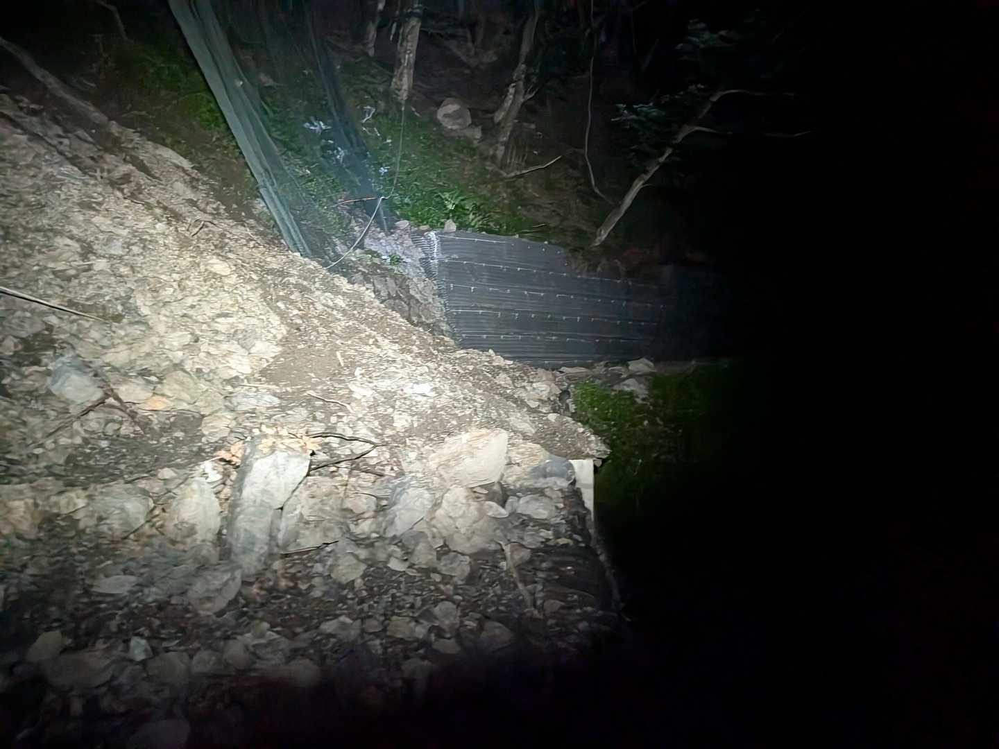 こんな感じで道路が崩落で埋もれてるところが何箇所かあるので、通行止めとなっているんでしょうね〜