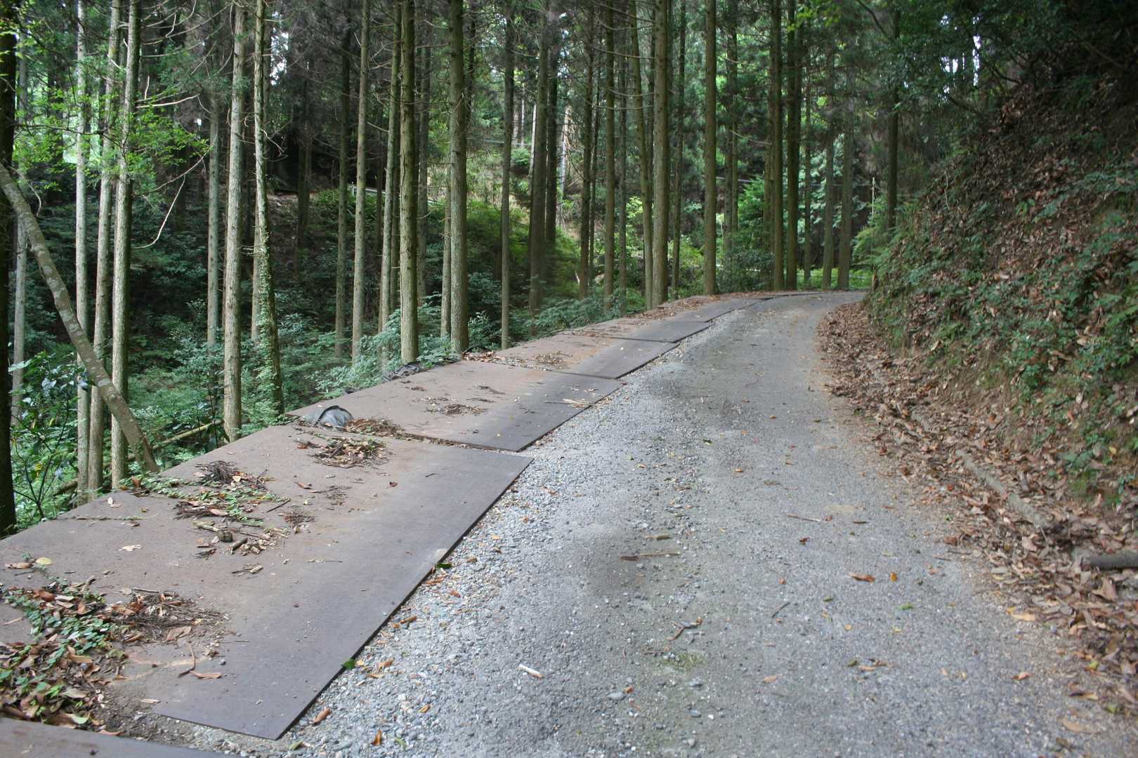 路肩は土嚢と鉄板で補強されている。