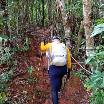 赤土が昨夜来の雨でぬるぬるです。

このコース、距離が短いのでお散歩（山歩でなく）のつもりでいらっしゃる方も少なくないのではと思われますが、斜度・雨後の道の状態から、個人的には登山靴がおすすめと思いました。
