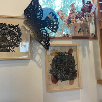 会期最後の週末は作家の後藤さんが在廊されていて、1年ぶりにお会いし、ご本人に直接にカレンダー予約できてよかった。
これで迎える新年も安心というもの。

紅葉も終わりすっかり寒くなったせいか（と言ってもこの日は寒さはなかったけれど）高尾駅からの帰りの電車はとても空いていて、近寄ることを避けていた大混雑シーズンも終わった気配。しみじみと年末ですな。