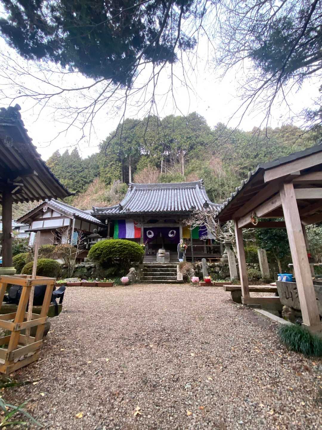 正面から
本堂前にはご住職のお姿パネルでお迎えされます