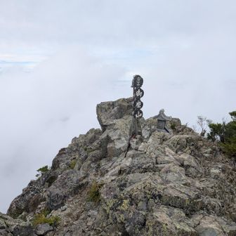 御座山のてっぺん(後ろは霧）