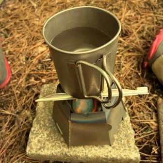 せっかく、風の影響を受けないので
固形燃料で湯沸かし