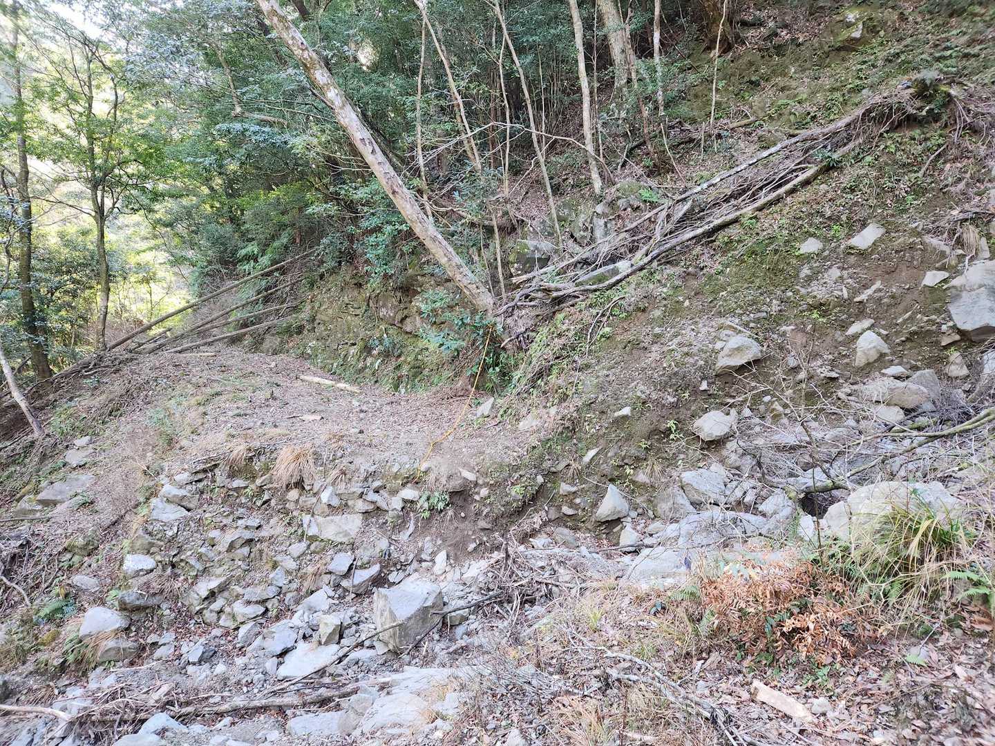 崩壊箇所を横切り
