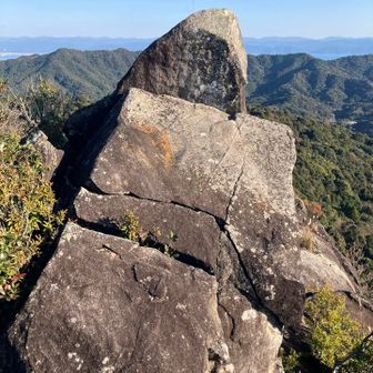 てっぺんの岩。一つ前の写真は手前の岩にへばりついて撮りましたが、周囲が絶壁になっていて下りる時に緊張するので行かない方がいいと思います。