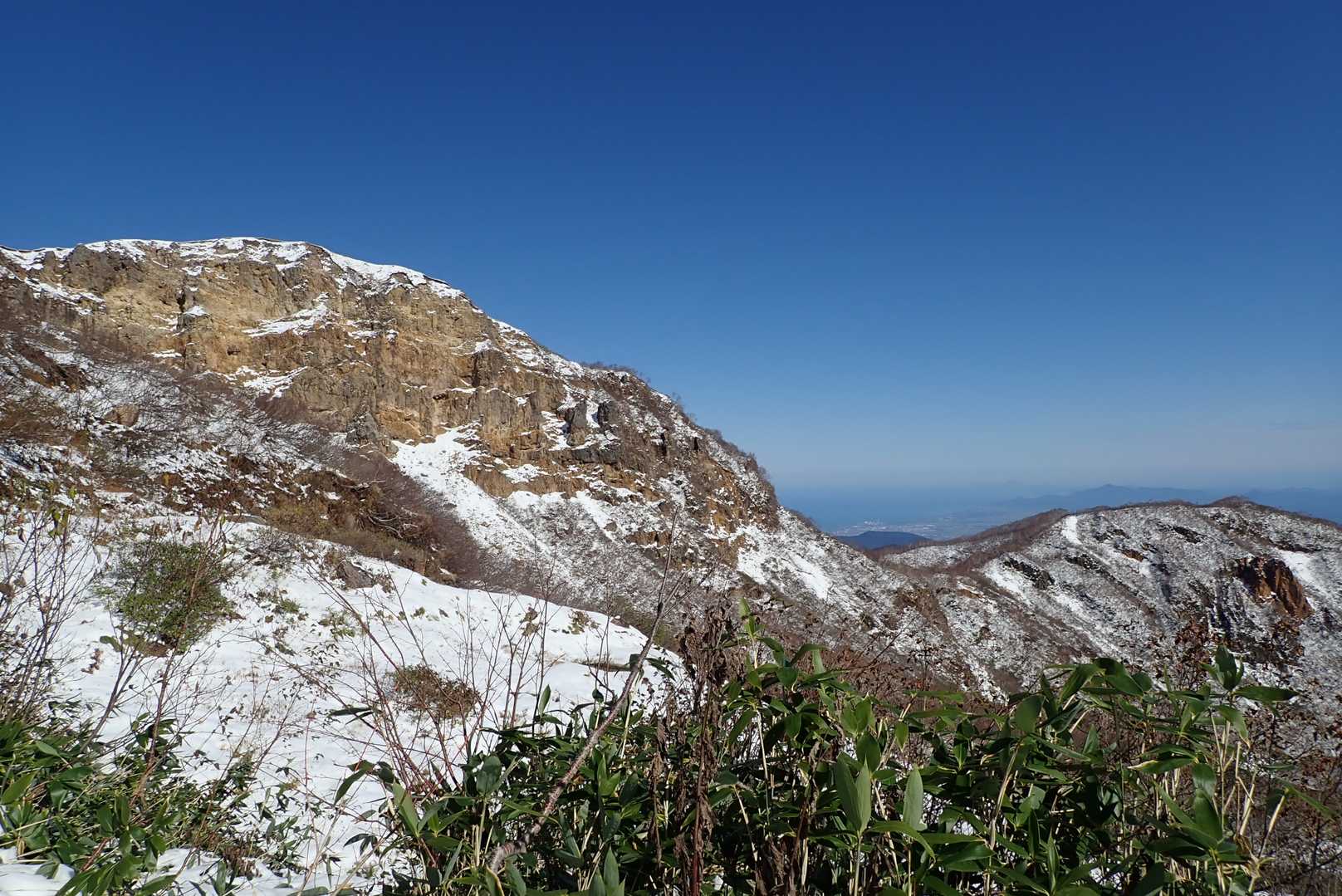 稜線の右手に荒々しい岩壁。
こういうのを見ると火山なんだなあと思います。