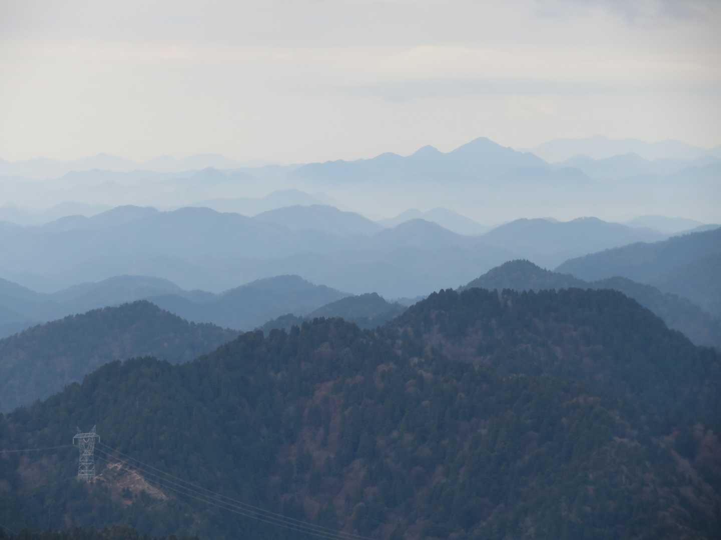 遠くに三嶽の連山。
私の好きな山の連なる景色です。