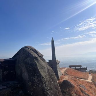 たまたま岩(霊霊岩)