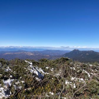 蓼科山、霧ヶ峰方面は全然雪なし。
車山高原スキー場だけ、人工雪が見えます。
