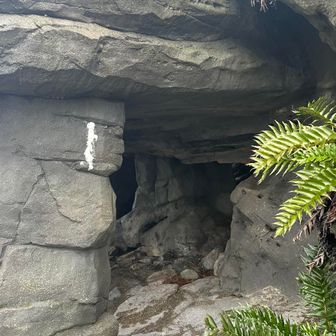 弁慶が義経の雨宿りに持ち上げて作ったとされる。いやどう見ても人工物、、、
