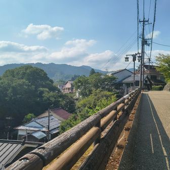 金峯山寺の脇の道を。遠くの山々⛰️も見渡せます。でも陽が照ると暑い🥵