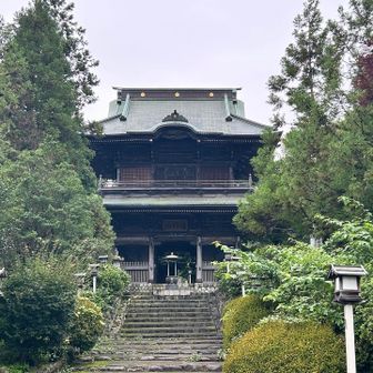 重厚な山門の前を通過して戻る