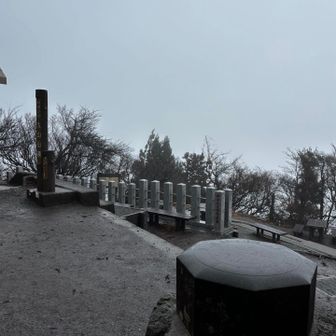 誰もいません🥶雨宿りして身支度後、すぐ降ります。