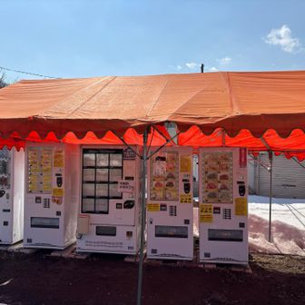 これがキムチの自販機だったのか〜
2525さんのその昔の日記にこの自販機があって、購入したかったんだよー

キムチ自販機ミッケ✨✨

キムチとニシン漬けを買った
重かった

キムチは物凄く美味しくて、ニシン漬けは私が思っていたのと違った
