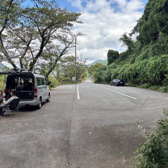 やっと草ボウボウエリアから脱出。ここに車止めても良かったのかなぁ。