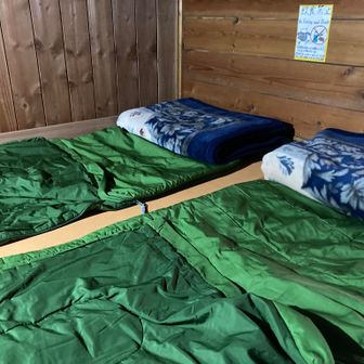 白雲層に着いた。着くとすぐにスタッフに囲まれて濡れたものを拭かれる。サービスいいジャマイカ！と思いきや全員にしていると知ることになる。小屋の中を濡らされたくないらしい。濡れたものは大きなビニール袋に。この袋に入れたものはずっと乾かない。気を付けろっ！